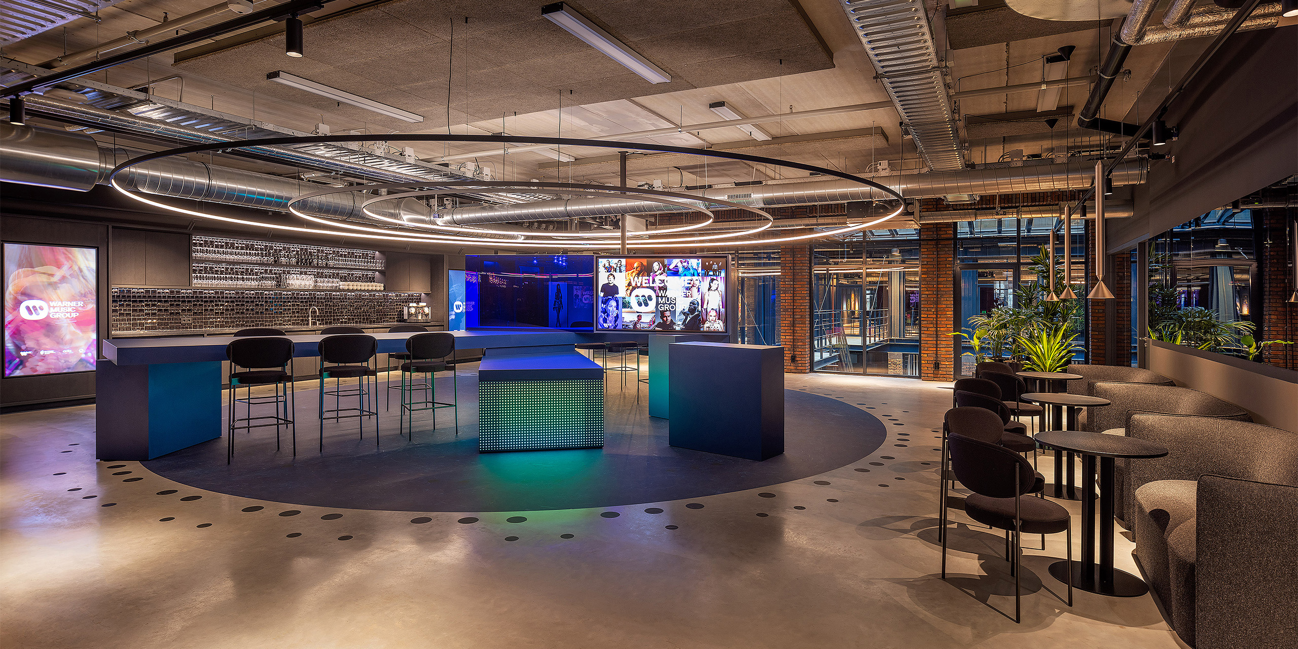 ‘Inside the speaker’ experience Warner Music Group office Amsterdam >